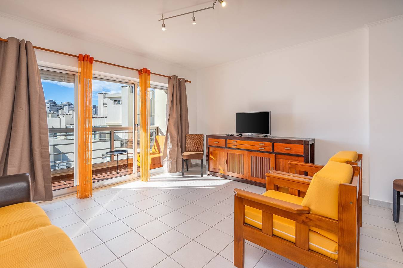 Entire apartment, Apartment 'Cool Motion Rocha Beach T1' with Balcony, Wi-Fi and Air Conditioning in Praia da Rocha, Portimão
