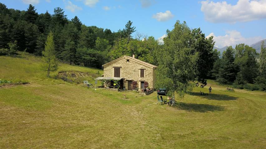 Gîte pour 4 personnes, avec jardin ainsi que terrasse et vue, animaux acceptés