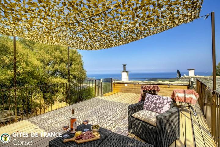 Gîte pour 3 personnes, avec Terrasse ainsi que Jardin et Vue à Rogliano