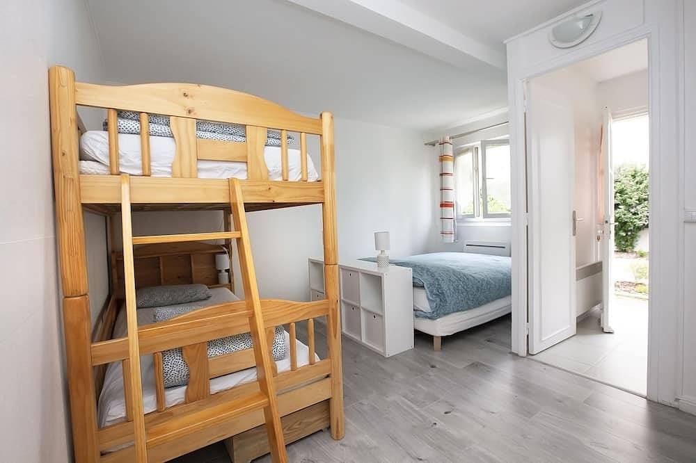 Appartement entier, T2 45 m² indépendant sur allée privée aux portes de Paris (1 à 6 personnes) in Garches, Hauts-de-Seine