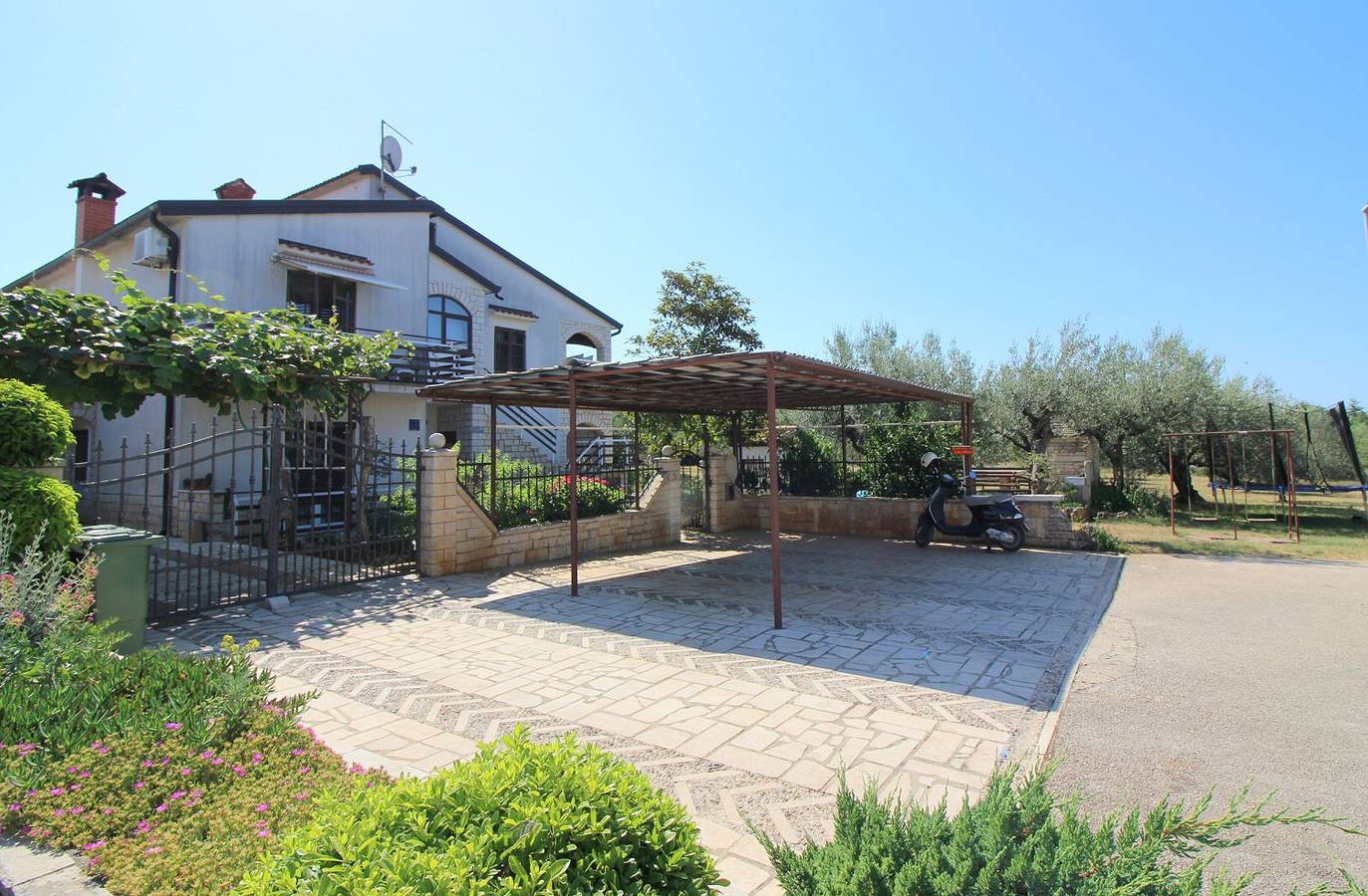 Ganze Wohnung, Hundefreundliches Apartment nur 250 Meter zum Strand mit mediterranem Garten in Mali Maj, Poreč