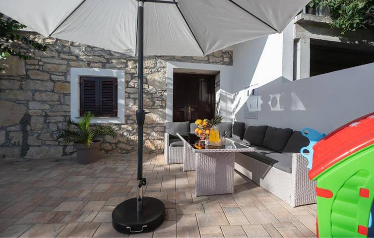 Geräumige 150 m² große Wohnung mit Pool, WLAN und Terrasse in Küstennähe in Pridraga, Zadar