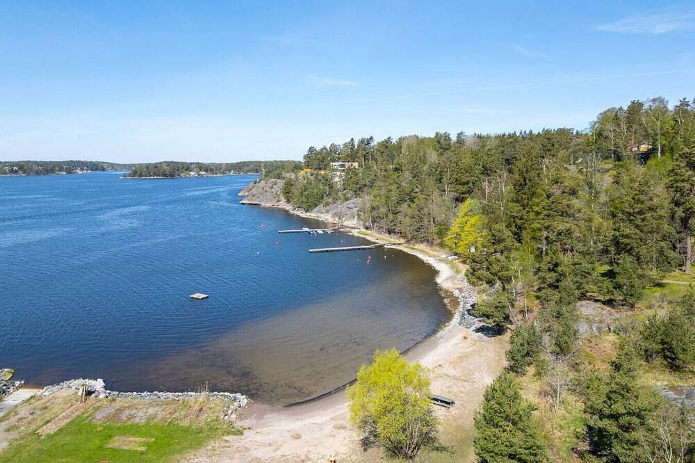 Seaside Serenity, Modern Family Retreat in Stockholmer Schärengarten
