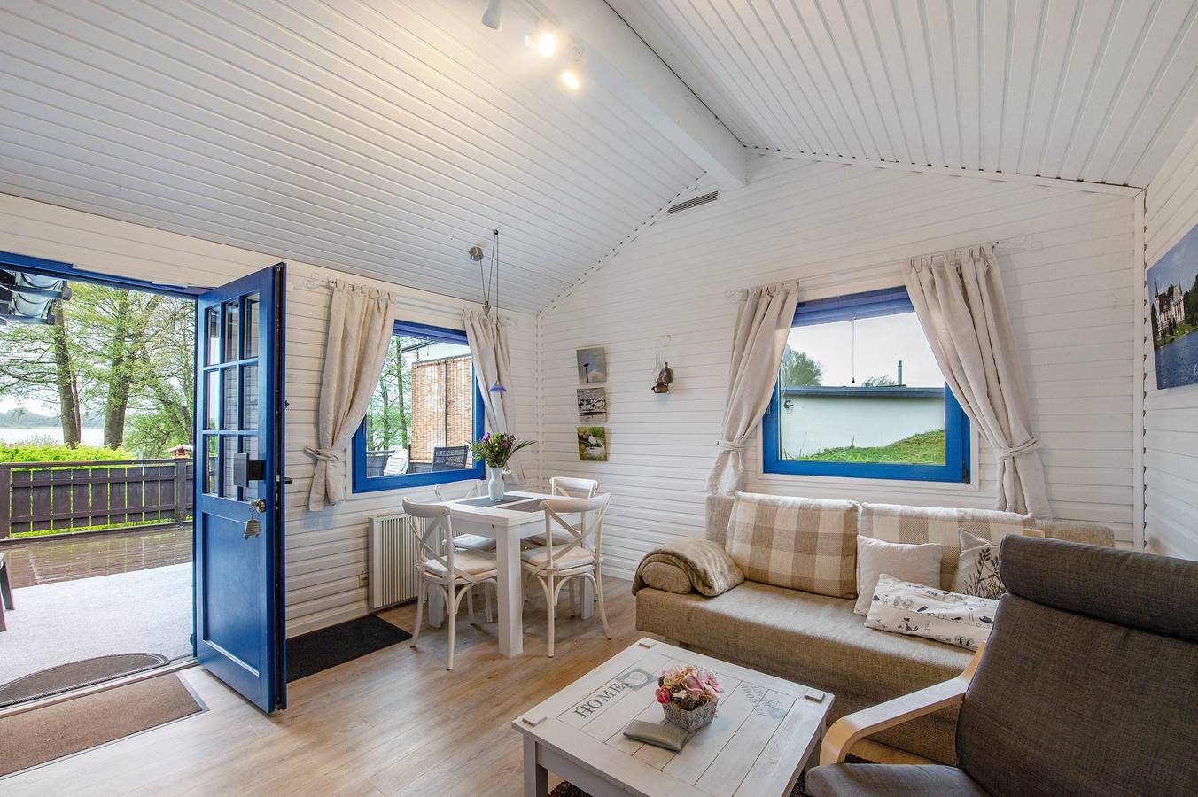 Ferienhaus 'Ferienhaus 'am Seeufer'' mit Seeblick, privater Terrasse und eigenem Garten in Sietow-Dorf, Sietow
