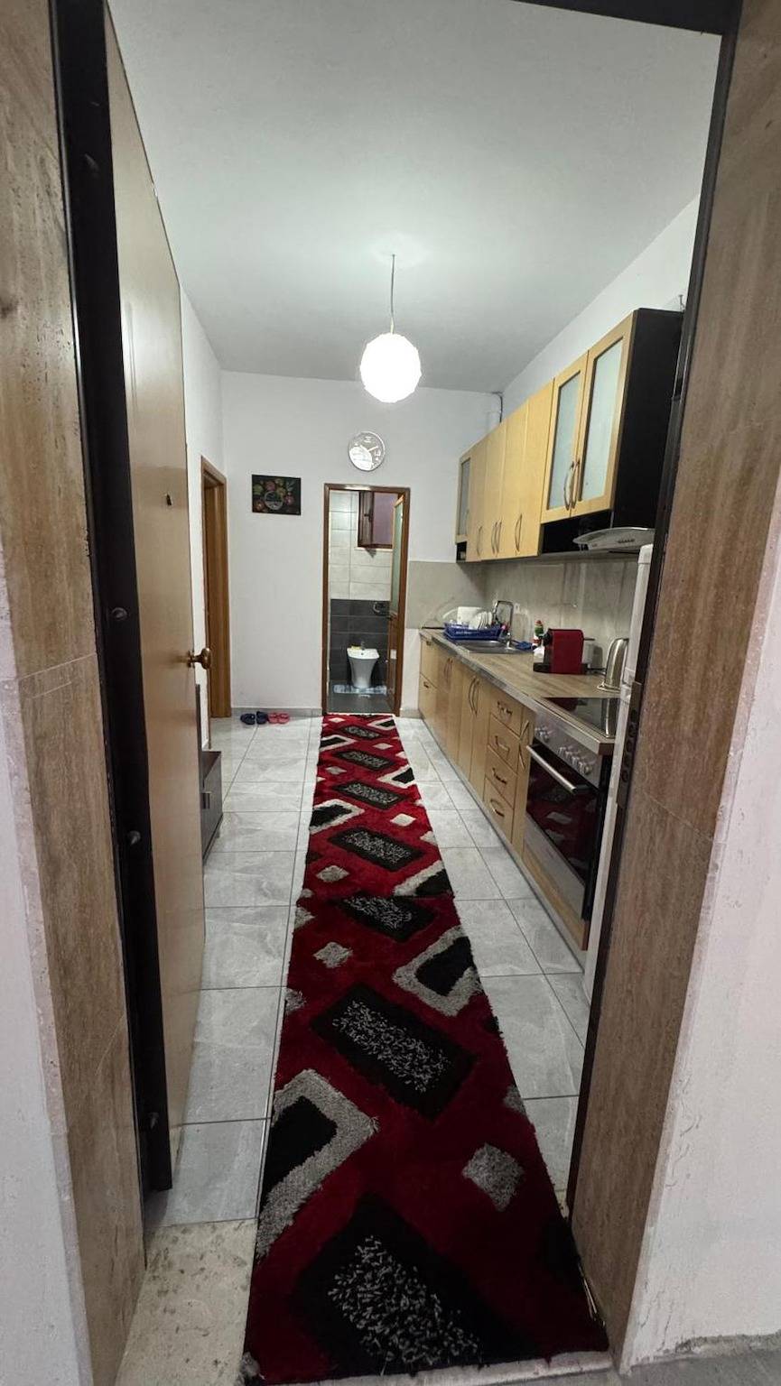 Ganze Wohnung, Gemütliche Eckwohnung mit Balkon und Garten in Tiranë, Albanien
