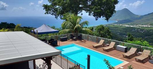 Gîte pour 4 personnes, avec jardin ainsi que vue et piscine, adapté aux familles à Le Diamant