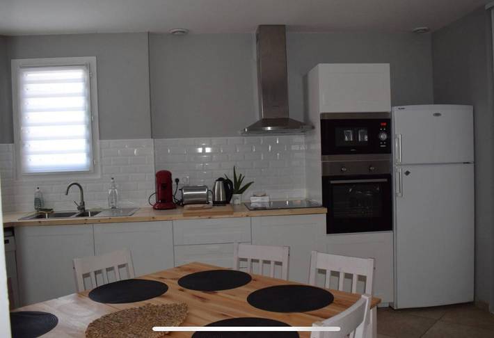 Location de vacances pour 30 personnes, avec piscine et terrasse ainsi que vue et jardin, animaux acceptés à Lablachère - 3