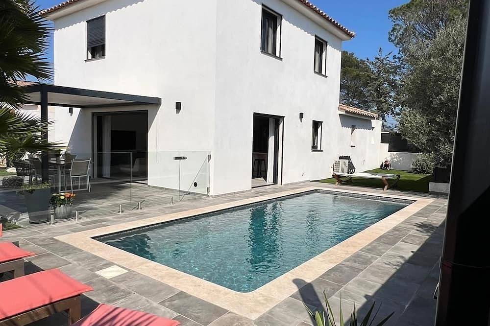 Villa moderne à Puget sur Argens avec piscine privée et ses 4 chambres in Puget-sur-Argens, Côte méditerranéenne (France)