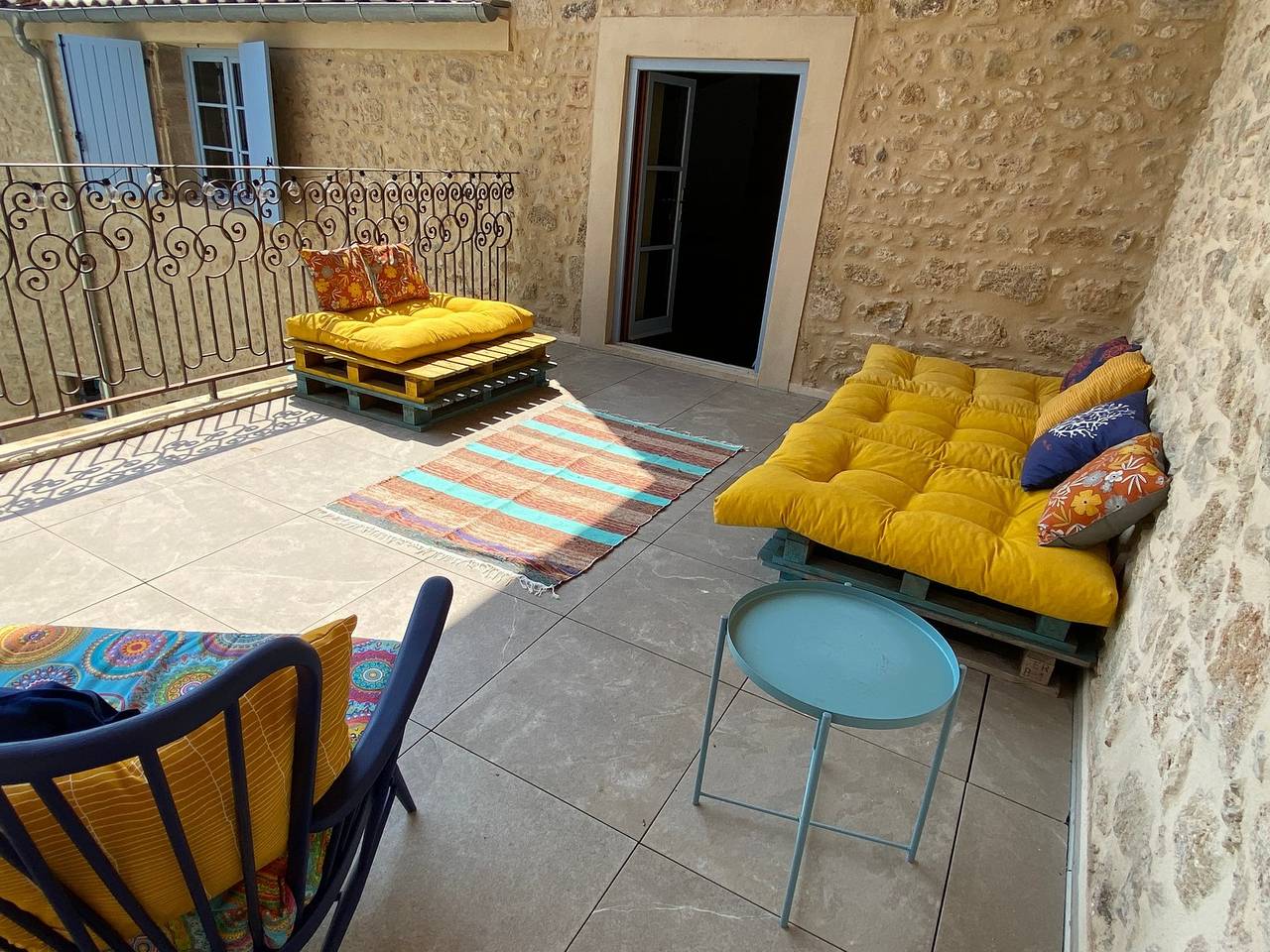 Maison Maison Chateau Courtyard in Saint-Geniès-de-Fontedit, Région de Béziers