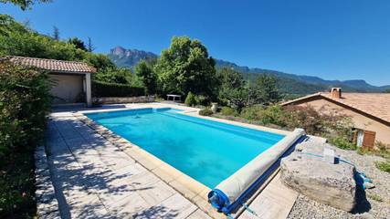 Gîte pour 7 personnes, avec vue ainsi que jardin et piscine, animaux acceptés à Saillans