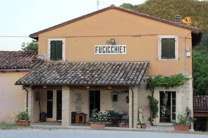 Rustico per 4 persone, con terrazza e giardino nelle Marche