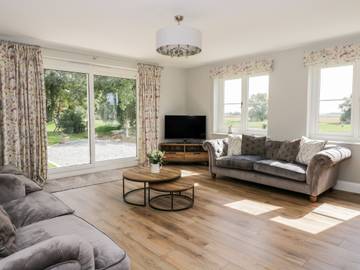 Log Cabin for 10 People in West Caister, Great Yarmouth, Photo 3