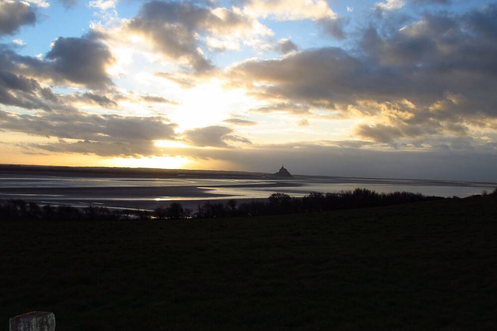 Gîte Mell : dans la Baie du Mont St Michel avec jardin in Genêts, Baie du Mont-Saint-Michel