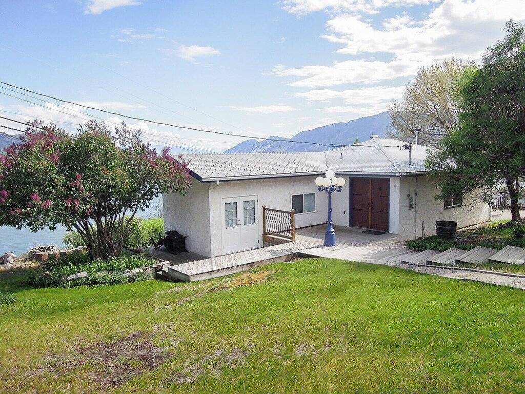 Lake Okanagan Cottage 'Charm' in Peachland, Bc in Peachland, Regional District of Central Okanagan