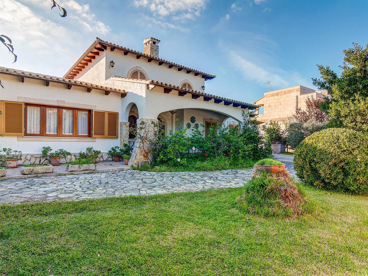 Quic - Wunderschönes Ferienhaus mit großem Garten in Platges de Muro in Playa de Muro, Muro