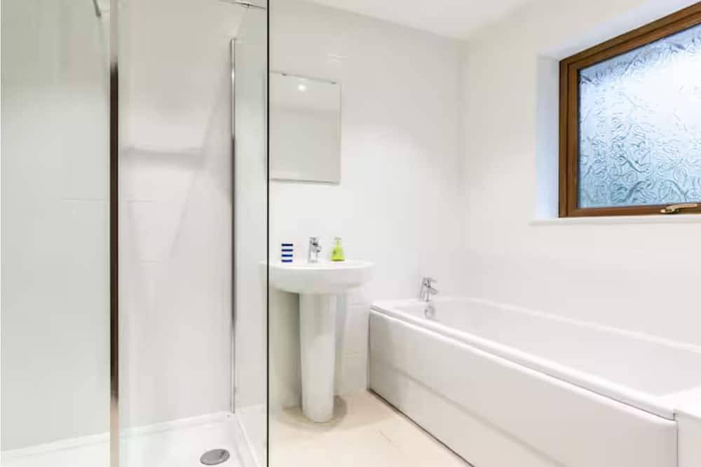Kings Size full en-suite room on leafy avenue. in Crawley, West Sussex