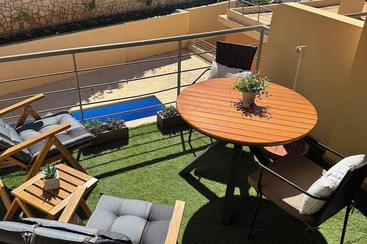 Ferienwohnung für 4 Personen, mit Balkon und Pool in Praia da Areia Branca