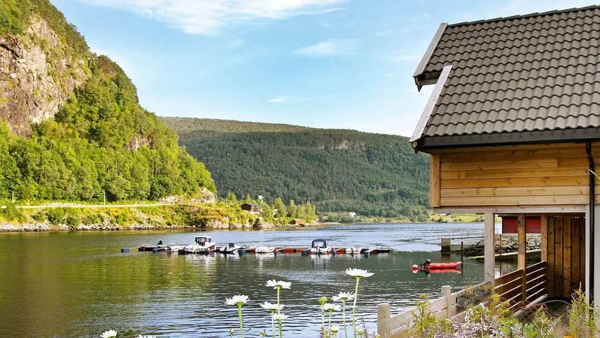 Feriehus for 7 personer, med terrasse i Sognefjorden