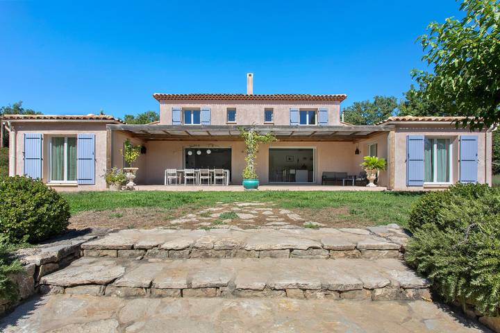 Maison Mennoise met zwembad in Tourrettes, Draguignan en omgeving