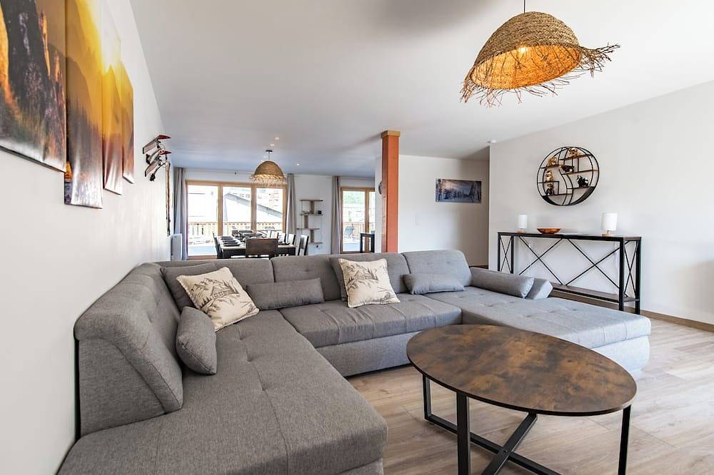 Entire apartment, Renovated apartment with terrace for 14 people in Saint-Jean-de-Maurienne, Saint-Jean-de-Maurienne region