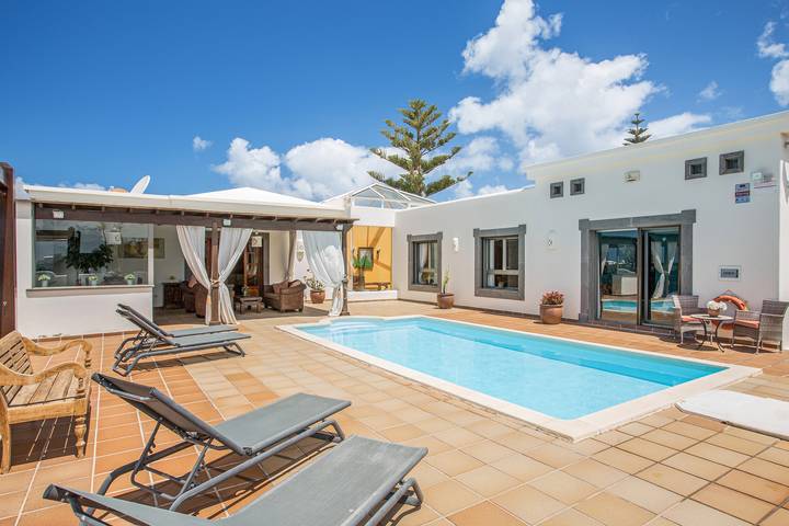Holiday Villa Capricho with Sea & Mountain View & Pool in Montaña Roja, Yaiza