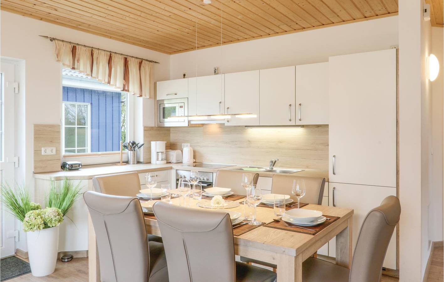 Gemütliche Wohnung mit Terrasse, Küche und Parkplatz in der Nähe von Freibad Strand in Altefähr, Stralsund Umland