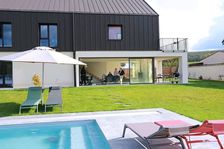 Gîte pour 12 personnes, avec jardin dans Cuchery