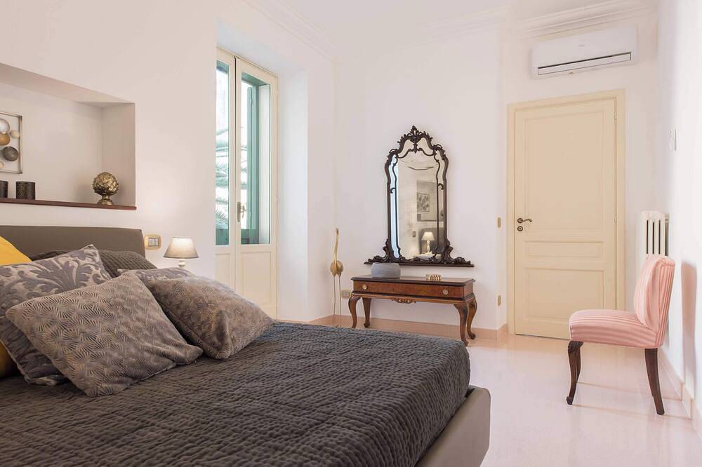 Entire apartment, Duomo Seaside Deluxe Apartment in Syracuse, Syracuse Province