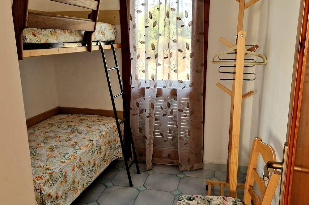 Appartamento intero, A pochi passi dalla splendida spiaggia di Vignola, con terrazza panoramica. in Lu Lamoni, Vignola Mare