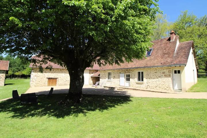 Gîte pour 7 personnes, avec jardin à Le Chalard