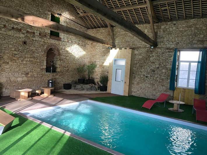 Gîte pour 12 personnes, avec jardin et piscine à Amné