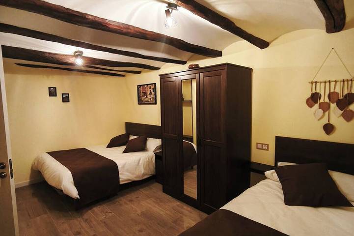 Casa rural con barbacoa, sala de juegos ideal familias y grupos. Teruel in Cella, Teruel und Umgebung