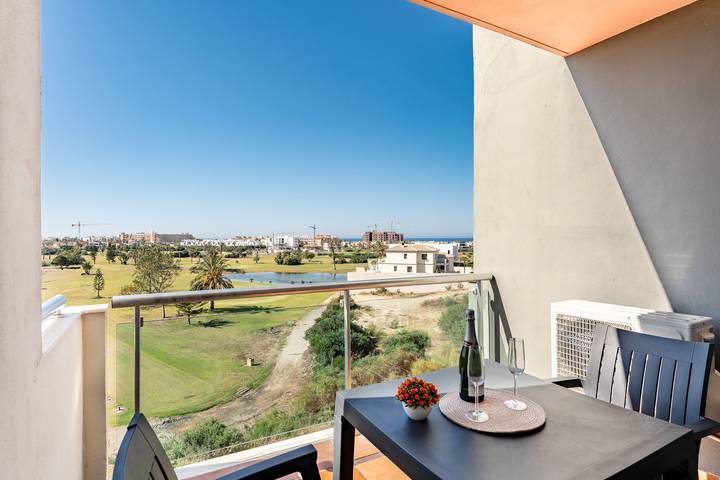 Apartamento para 4 personas, con jardín además de balcón y vistas, Familias con niños en Almerimar