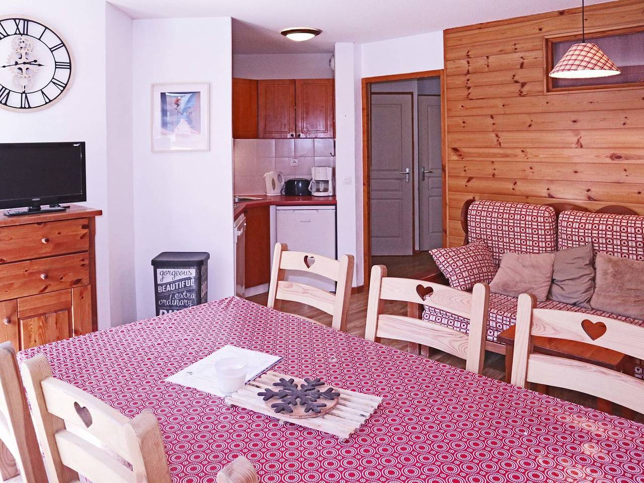 Entire apartment, Comfort at Les Orres: ski-in/ski-out apartment, sauna in Les Orres, Écrins National Park