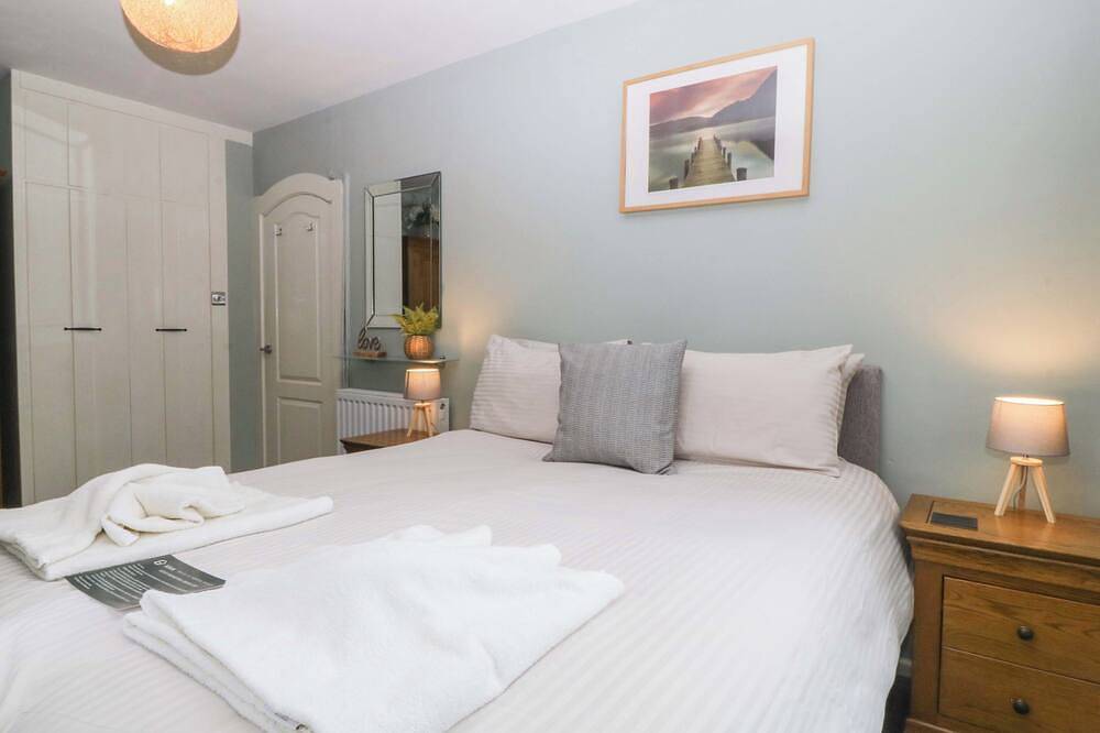 Boathouse, pet friendly, country holiday cottage in Deganwy in Deganwy, Conwy region