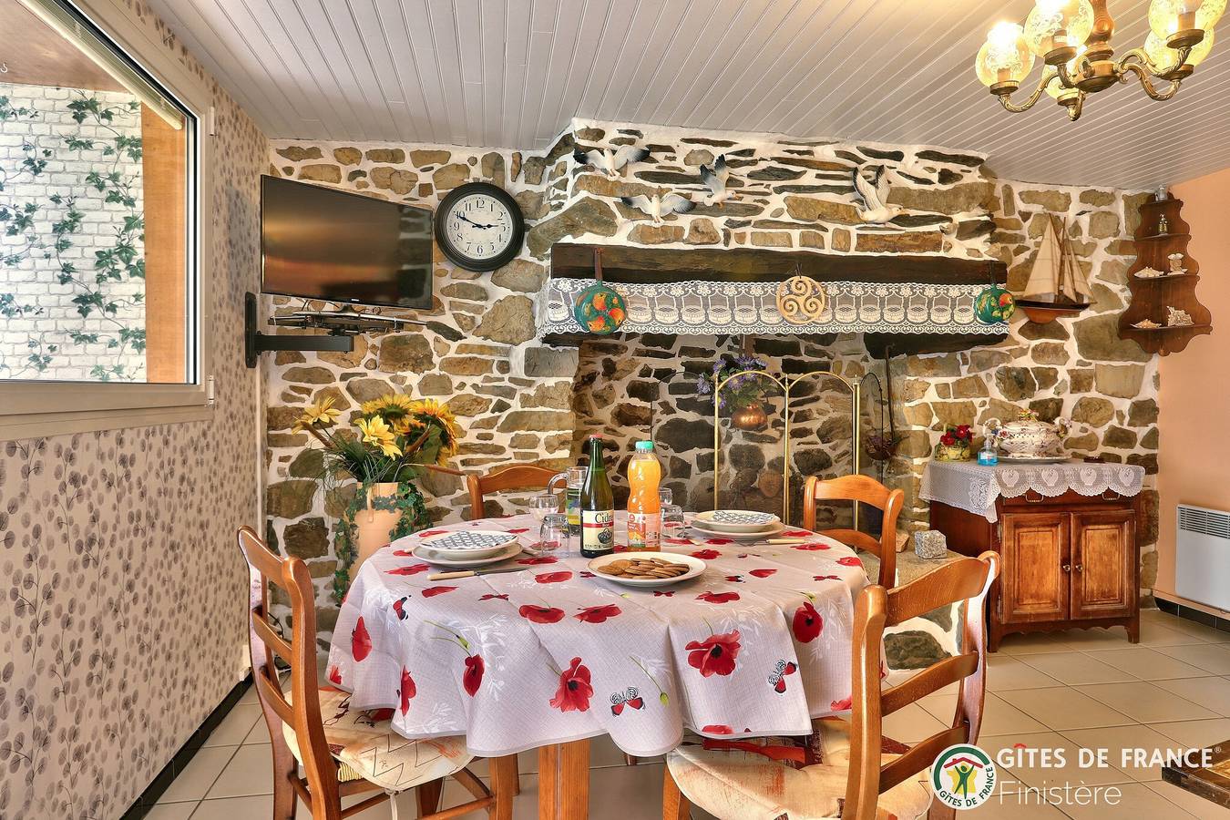 Cozy Gite with Garden, Parking, and 1km to the Beach in Telgruc-sur-Mer, Iroise