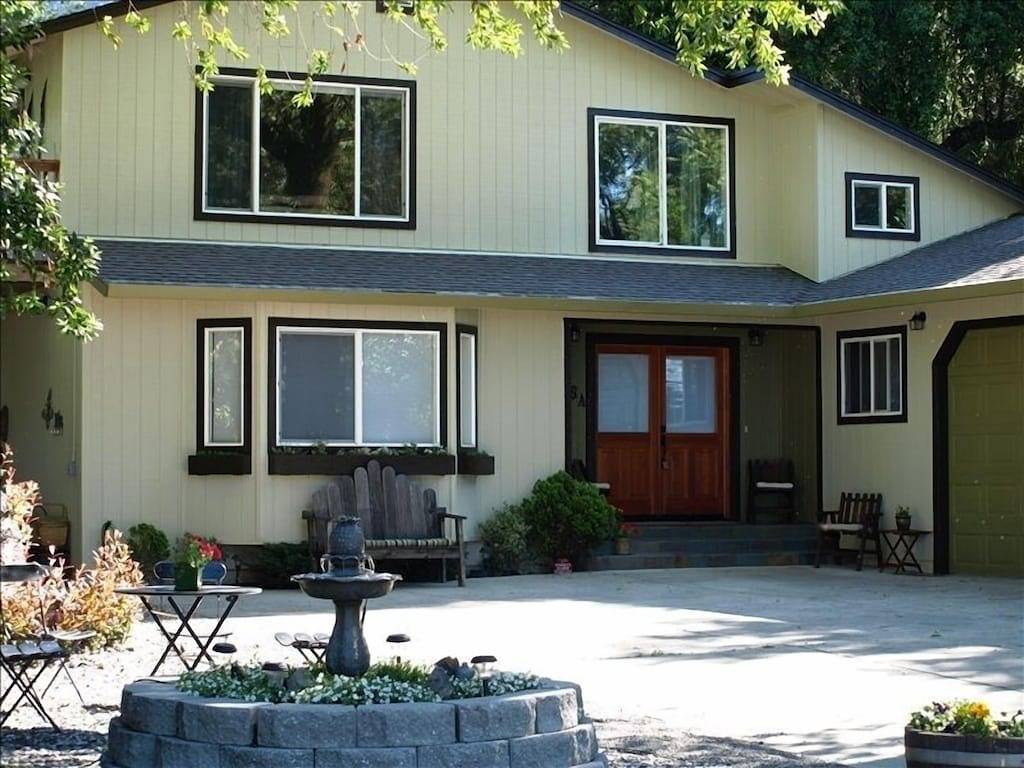 Großes modernes Haus, 2300 Quadratmeter, großes Zimmer, 100 'Strand, Feuerstelle, Whirlpool, Dock in California North Coast