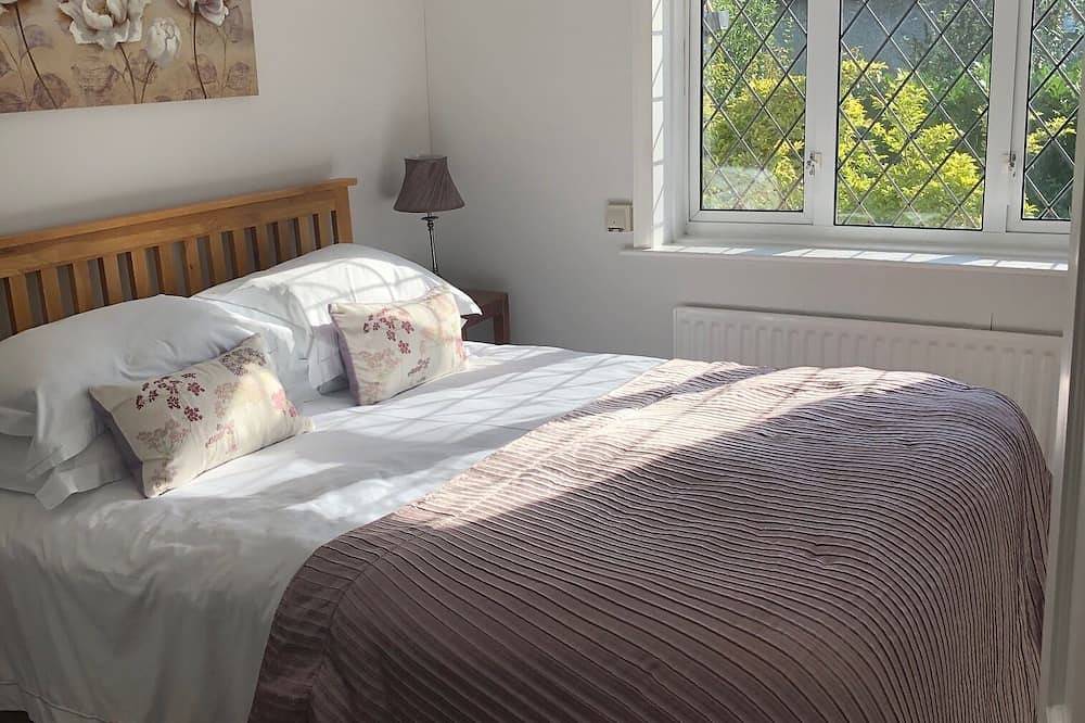 Beautiful New Forest cottage with direct forest access. Ponies at the gate! in Burley, Hampshire