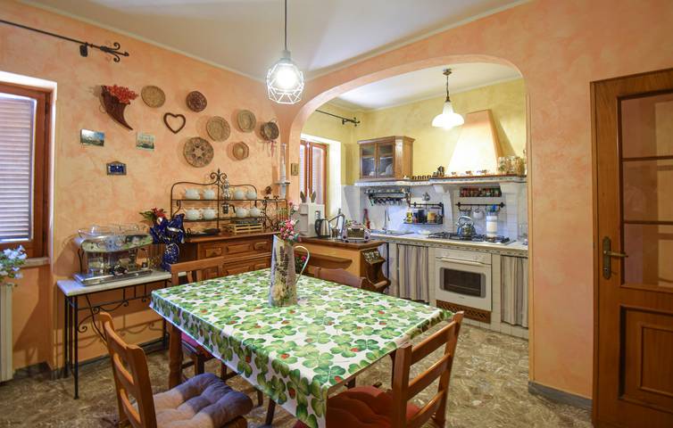 Appartamento intero, Accogliente appartamento in centro città con WiFi e AC in Monteleone Sabino, Terminillo