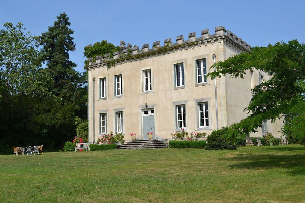 Partoucie Schloss mit privatem Pool in Lessac, Charente
