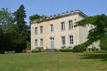 Cottage pour 14 personnes, avec piscine et jardin à Lessac