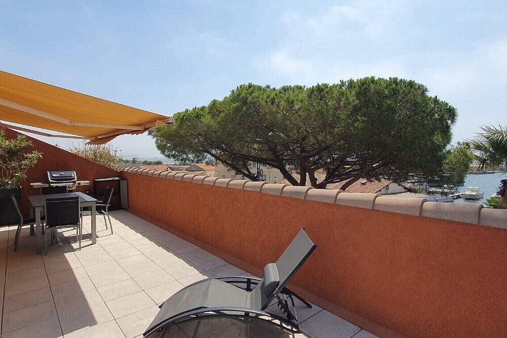 Appartement entier, Appartement avec grande terrasse et à 50 mètres de la plage in Hyeres, Parc national de Port-Cros