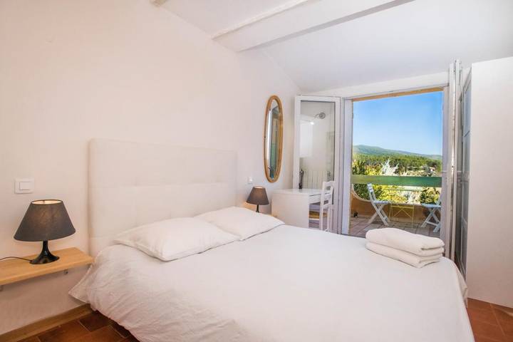 Chambre d’hôte pour 2 personnes, avec Balcon et Jacuzzi ainsi que Terrasse et Jardin