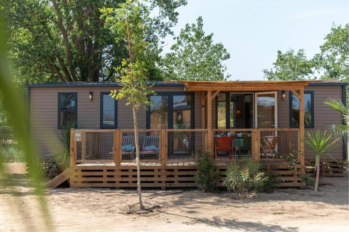 Mobil home pour 6 personnes, avec piscine ainsi que terrasse et jardin, adapté aux familles