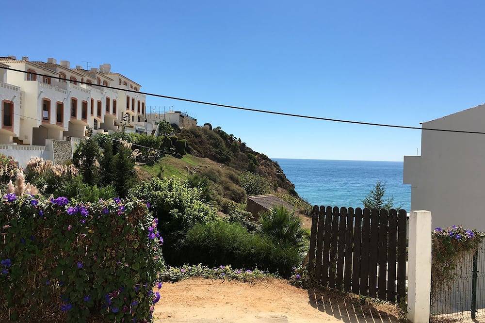 Appartamento intero, Casa Valeria is located directly by the sea - first floor in Praia do Burgau, Parque Natural do Sudoeste Alentejano e Costa Vicentina