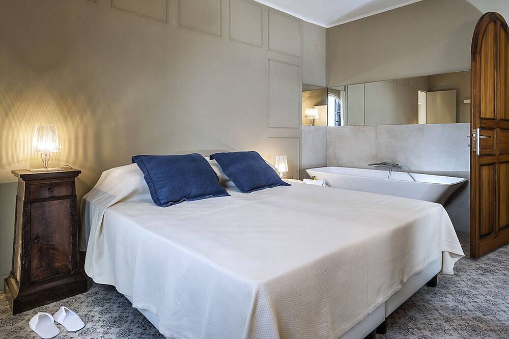 Villa Schisò, exclusive location for 12 people, in front of the sea with pool. in Spiaggia dei Greci, Giardini-Naxos