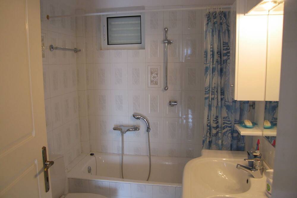Ganze Wohnung, Agios Spiridon Modern Beach Apartment in Porto Rafti, Markopoulo-Mesogaia