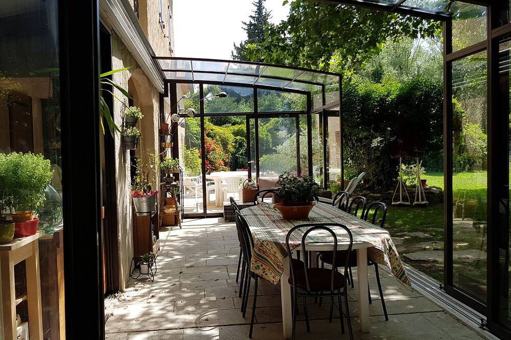 Provencal house with swimming pool, summer kitchen, wooded grounds, not overlooked in Lagnes, Parc naturel régional du Luberon