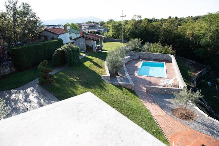 Chambre d’hôte pour 5 personnes, avec Balcon et Terrasse ainsi que Jardin et Piscine à Sežana