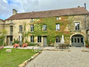 Gîte pour 10 personnes, avec jardin et terrasse, adapté aux familles à Gigny